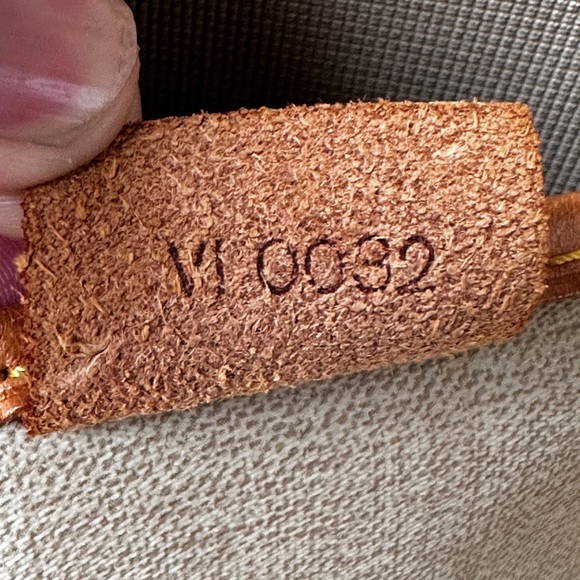 LOUIS VUITTON LV Excursion HandBag Monogram with Dustbag and COA. - Picture 15 of 17